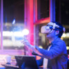 VRでゲームをしている男性