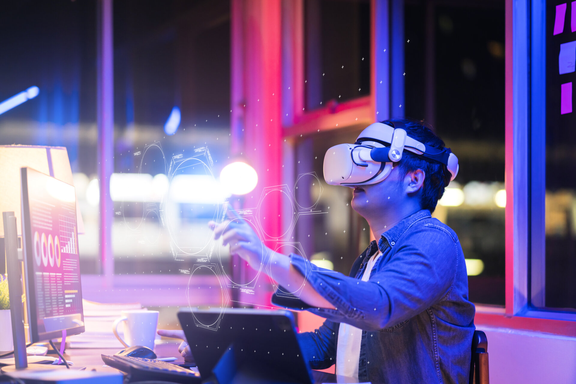 VRでゲームをしている男性